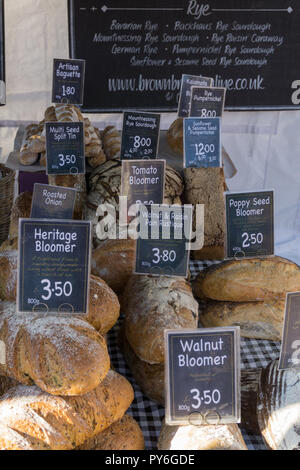 Auswahl an rustikalen und Artisan Brot auf einem Marktstand, Olney, Buckinghamshire, Großbritannien Stockfoto