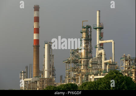 Teil einer großen Ölraffinerie und Triebwerk Stockfoto