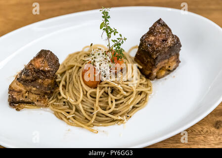 Spaghetti Pasta mit Schweinebauch Thai südlichen Stil Stockfoto