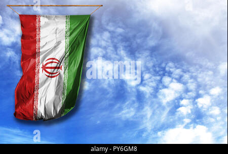 Flagge des Iran. Vertical flag, gegen den blauen Himmel mit Platz für Ihren Text Stockfoto