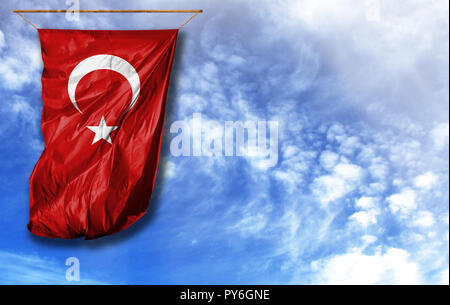 Flagge der Türkei. Vertical flag, gegen den blauen Himmel mit Platz für Ihren Text Stockfoto