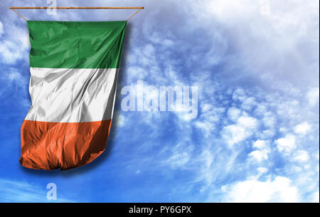 Flagge von Irland. Vertical flag, gegen den blauen Himmel mit Platz für Ihren Text Stockfoto