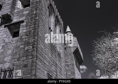 Outdoor architektonischen Details des der Grafen Palace, fünfzehnten Jahrhundert, Guimaraes, Portugal. Ir-Filter verwendet. Stockfoto