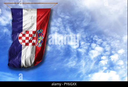 Flagge von Kroatien. Vertical flag, gegen den blauen Himmel mit Platz für Ihren Text Stockfoto