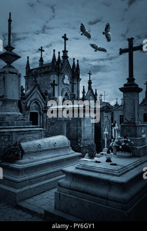 Spooky alten europäischen Friedhof überflogen durch Greife. Einige digitale Filter verwendet. Stockfoto