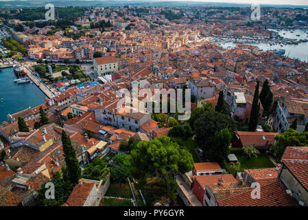 Rovinj - Blick vom Glockenturm der Kirche der Heiligen Euphemia. Stockfoto