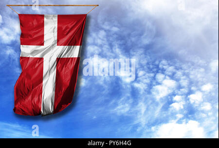 Flagge von Dänemark. Vertical flag, gegen den blauen Himmel mit Platz für Ihren Text Stockfoto