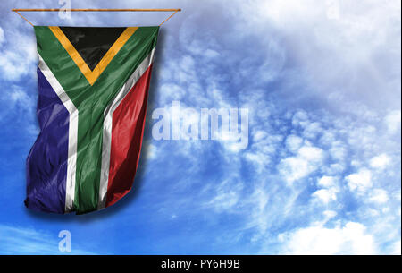 Flagge von Südafrika. Vertical flag, gegen den blauen Himmel mit Platz für Ihren Text Stockfoto