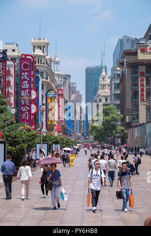 Shanghai, China, Asien - Menschen, die im Sommer auf der East Nanjing Road einkaufen, Straßenszene Stockfoto