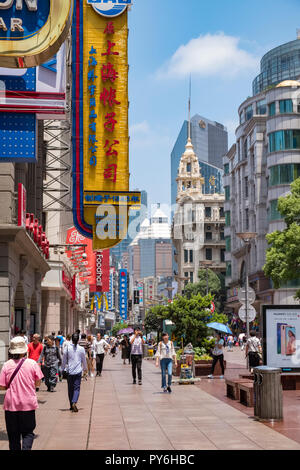 Shanghai, China - Käufer und Touristen auf der belebten East Nanjing Road Street Stockfoto