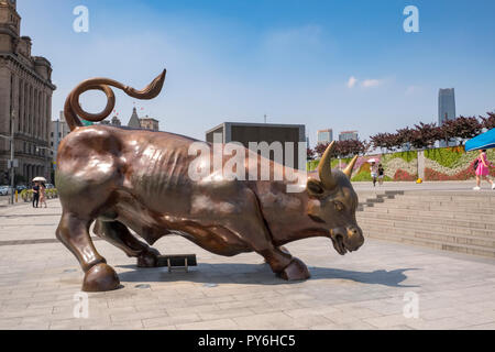 Stier Statue auf den Bund, Shanghai, China, Asien Stockfoto