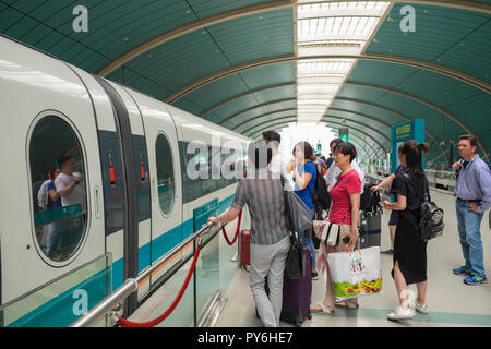 Die Fluggäste eine Magnetschwebebahn in Shanghai, China, Asien Stockfoto