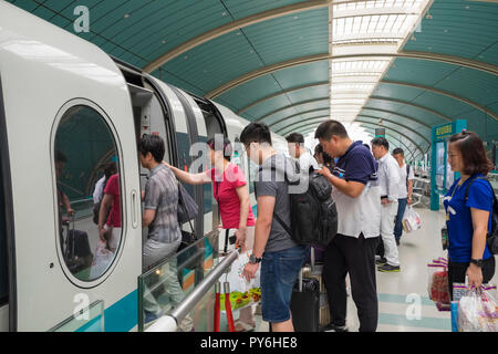 Shanghai, China, Asien – Passagiere, Menschen, die in einen Maglev-Zug einsteigen Stockfoto