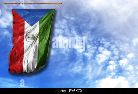 Flagge Äquatorialguinea. Vertical flag, gegen den blauen Himmel mit Platz für Ihren Text Stockfoto