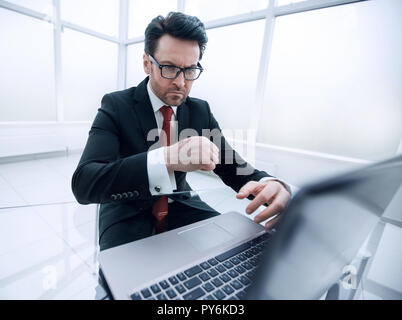 Ernst Kaufmann Konten, während an seinem Schreibtisch sitzen Stockfoto