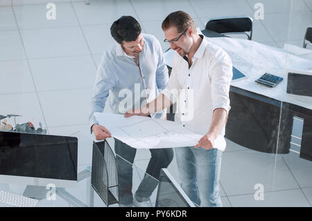 Ansicht von oben. zwei Architekten in eine kreative Büro Stockfoto