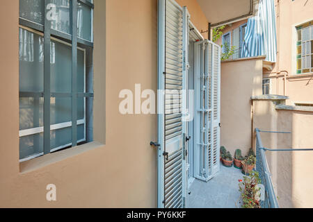 Balkon mit grauem Boden und neue Blinde und Geländer Stockfoto