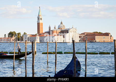 Venedig, Italien, 12. AUGUST 2017: San Giorgio Maggiore Insel und Basilika mit Gondel in Venedig bei Sonnenuntergang, Italien Stockfoto