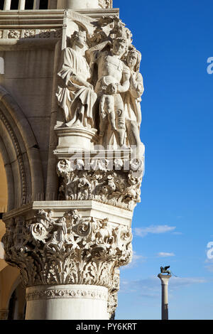 Venedig, Palast mit weißen alten Skulpturen und Kapital, blauer Himmel und Sonne in Italien Stockfoto