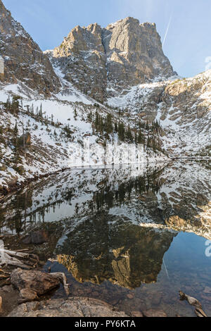 Frischer Schnee auf Hallett Peak spiegelt sich in Emerald Lake im Rocky Mountain National Park. Stockfoto