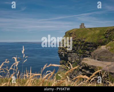 Blick auf die Klippe mit Felsvorsprung und den Turm von den Klippen von Moher in Irland Stockfoto