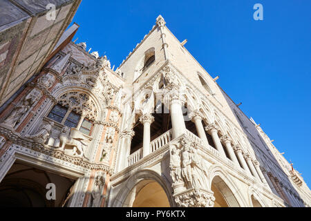 Doge Palast Fassade mit Statuen und Skulpturen in Venedig an einem sonnigen Sommertag in Italien Stockfoto