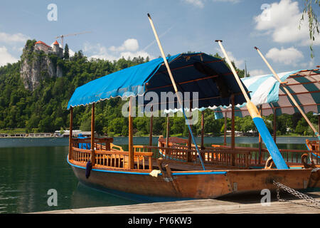 Der See Bled in Slowenien mit Booten und Touristen Stockfoto