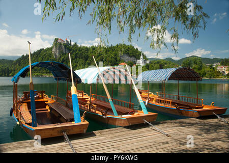 Der See Bled in Slowenien mit Booten und Touristen Stockfoto