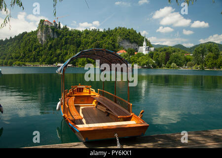 Der See Bled in Slowenien mit Booten und Touristen Stockfoto