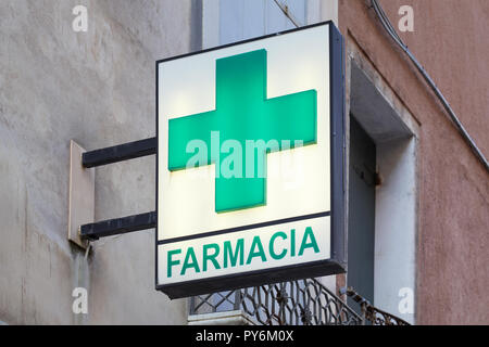 Venedig, Italien - 13 AUGUST 2017: Apotheke farmacia Schild mit grün leuchtenden Kreuz in Italien Stockfoto