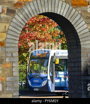 ABERDARE, WALES - Oktober 2018: Linienbus von Stagecoach Group plc Betrieben durch eine der gewölbten Eingang zu der Bushaltestelle gesehen in einem Stockfoto