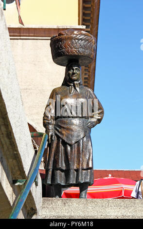 Statue von Bäuerin mit geflochtenen Korb auf dem Kopf Stockfoto