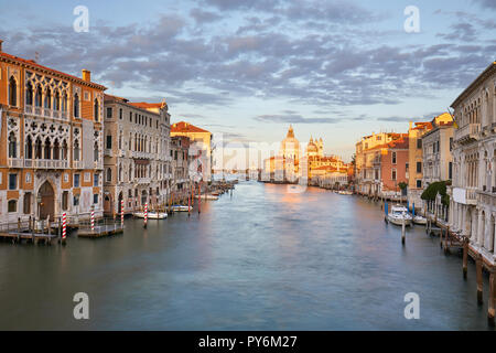 Grand Canal in Venedig mit der Heiligen Maria von Gesundheit Basilika, warmes Licht bei Sonnenuntergang in Italien Stockfoto