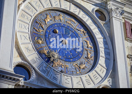 Astronomische Uhr in Venedig mit gold Sternzeichen, Geheimnis in Italien Stockfoto