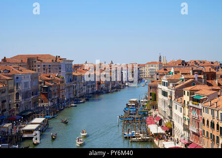 Grand Canal in Venedig, Luftaufnahme mit klarem, blauen Himmel im Sommer in Italien Stockfoto