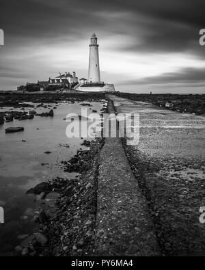 St. Mary's Leuchtturm nördlich von Whitley Bay auf der Northumbrian Küste. Die kleinen, felsigen Gezeiten Insel ist mit dem Festland durch eine kurze konkrete verbunden Stockfoto