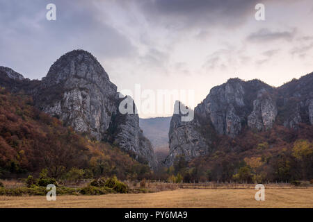 Grandiose Eingang zur Schlucht des Flusses Jerma im Herbst in Serbien, in der Nähe von Pirot Stadt und bulgarische Grenze Stockfoto