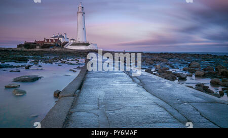 St. Mary's Leuchtturm nördlich von Whitley Bay auf der Northumbrian Küste. Die kleinen, felsigen Gezeiten Insel ist mit dem Festland durch eine kurze konkrete verbunden Stockfoto