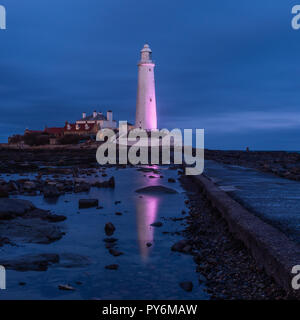 St. Mary's Leuchtturm nördlich von Whitley Bay auf der Northumbrian Küste. Die kleinen, felsigen Gezeiten Insel ist mit dem Festland durch eine kurze konkrete verbunden Stockfoto