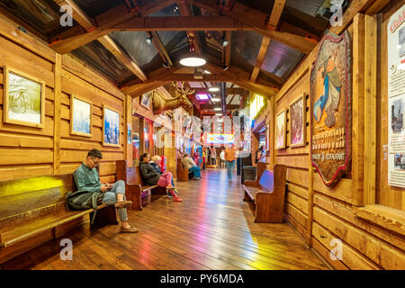 Bergleute Landung auf Pier 57 mit Restaurant Zeichen in Seattle, Washington, USA Stockfoto