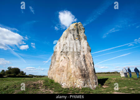 Eine der ständigen Steine, die die jungsteinzeitlichen Steinkreise bei Avebury in Wiltshire, England, UK machen Stockfoto