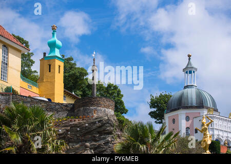 Blick auf einige der Gebäude im italienischen Dorf Portmeirion in Nordwales, Großbritannien Stockfoto