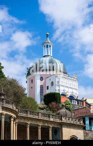 Blick auf einige der Gebäude im italienischen Dorf Portmeirion in Nordwales, Großbritannien Stockfoto