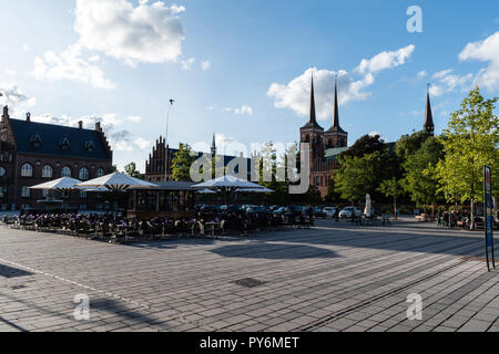 Roskilde, Dänemark - 08.26.2018: Platz in Roskilde, mit die älteste Kathedrale von Backstein in der Welt in den Hintergrund Stockfoto