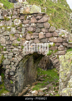 Gewölbten Steinbrücke Eingang Scaich Dunscaith (Dun) Burgruine, Tokavaig, Isle of Skye, Schottland, Großbritannien. Stockfoto