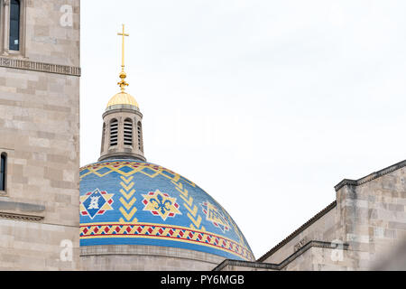 Washington DC, USA - April 1, 2018: die Basilika von Nationalheiligtum der Unbefleckten Empfängnis Katholische Kirche Gebäude Kuppel in der Hauptstadt, isolat Stockfoto