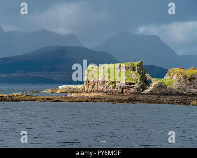 Scaich Dunscaith (DUN), Burgruine bei Tokavaig mit Black Cuillin Berge, Isle of Skye, Schottland, Großbritannien. Stockfoto