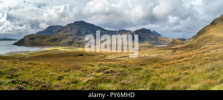 Panoramablick auf die Bucht von Camasunary mit Gipfeln der Sgurr na Stri und Gars Bheinn in der Black Cuillin Berge, Isle of Skye, Schottland, Großbritannien Stockfoto