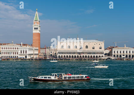 Blick von der Lagune, dem Dogenpalast und Glockentürmen auf dem Markusplatz in Venedig Stockfoto