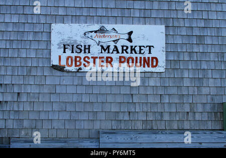 Seitenansicht von Nickerson's Fish Market Lobster Pound, einem beliebten Touristenziel, am Chatham Fish Pier, Chatham, Massachusetts Stockfoto